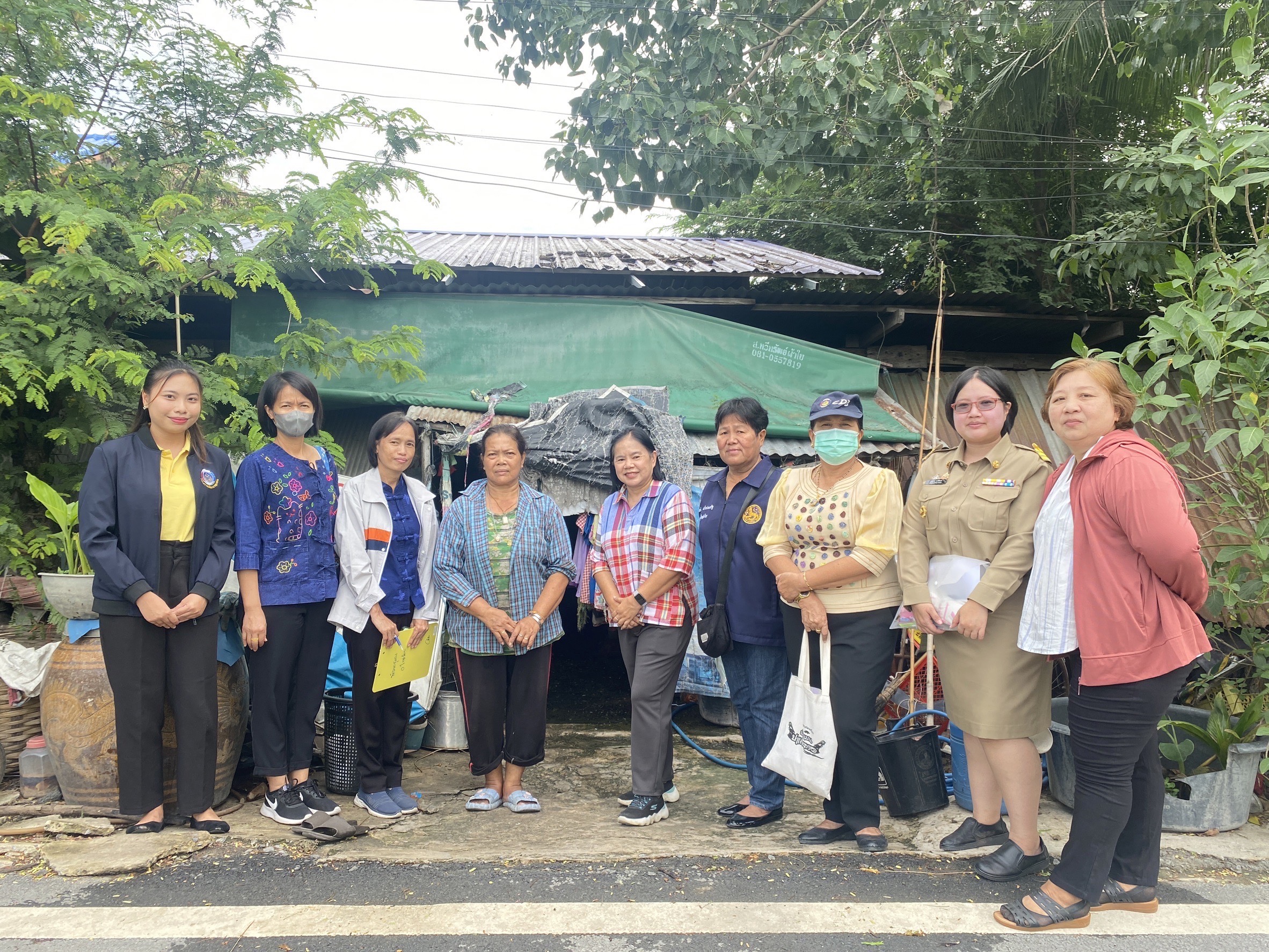 ”สพจ.นนทบุรี ร่วมกับ สพอ.ไทรน้อย ลงพื้นที่ติดตามการดำเนินโครงการเพื่อขอรับบ้านห่วงใจจากใจ GLO“