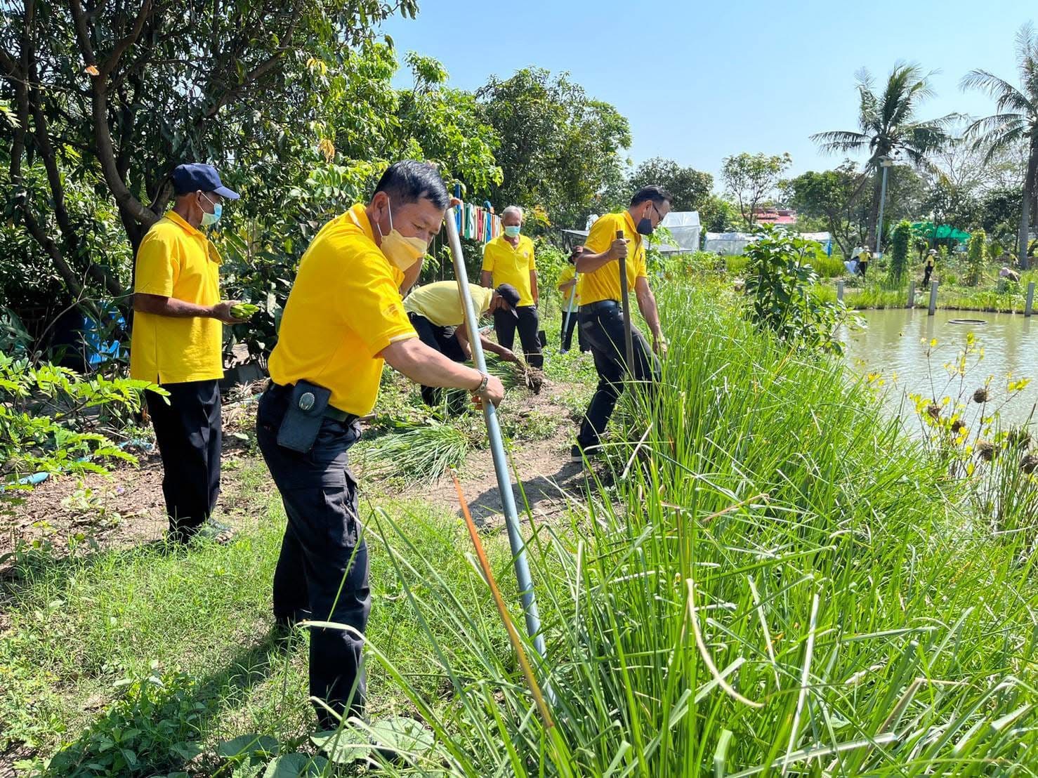“สพอ.ไทรน้อย ขับเคลื่อนกิจกรรมขยายผลการน้อมนำหลักปรัชญาของเศรษฐกิจพอเพียงสู่ครัวเรือนโดยรอบศูนย์เรียนรู้  จำนวน ๑๐ ครัวเรือน”