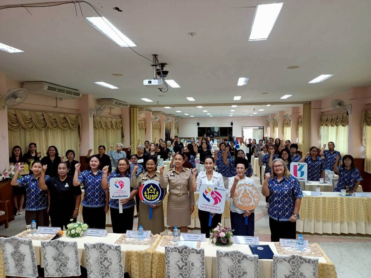 พช.ไทรน้อย ร่วมขับเคลื่อนงานคณะกรรมการพัฒนาสตรีนนทบุรี โครงการ "พลังสตรีนนท์ สร้างอาชีพ สร้างชุมชน แก้จนด้วยวิถีพอเพียง"